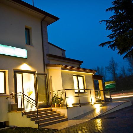 Hotel Main Street Серасоло Экстерьер фото