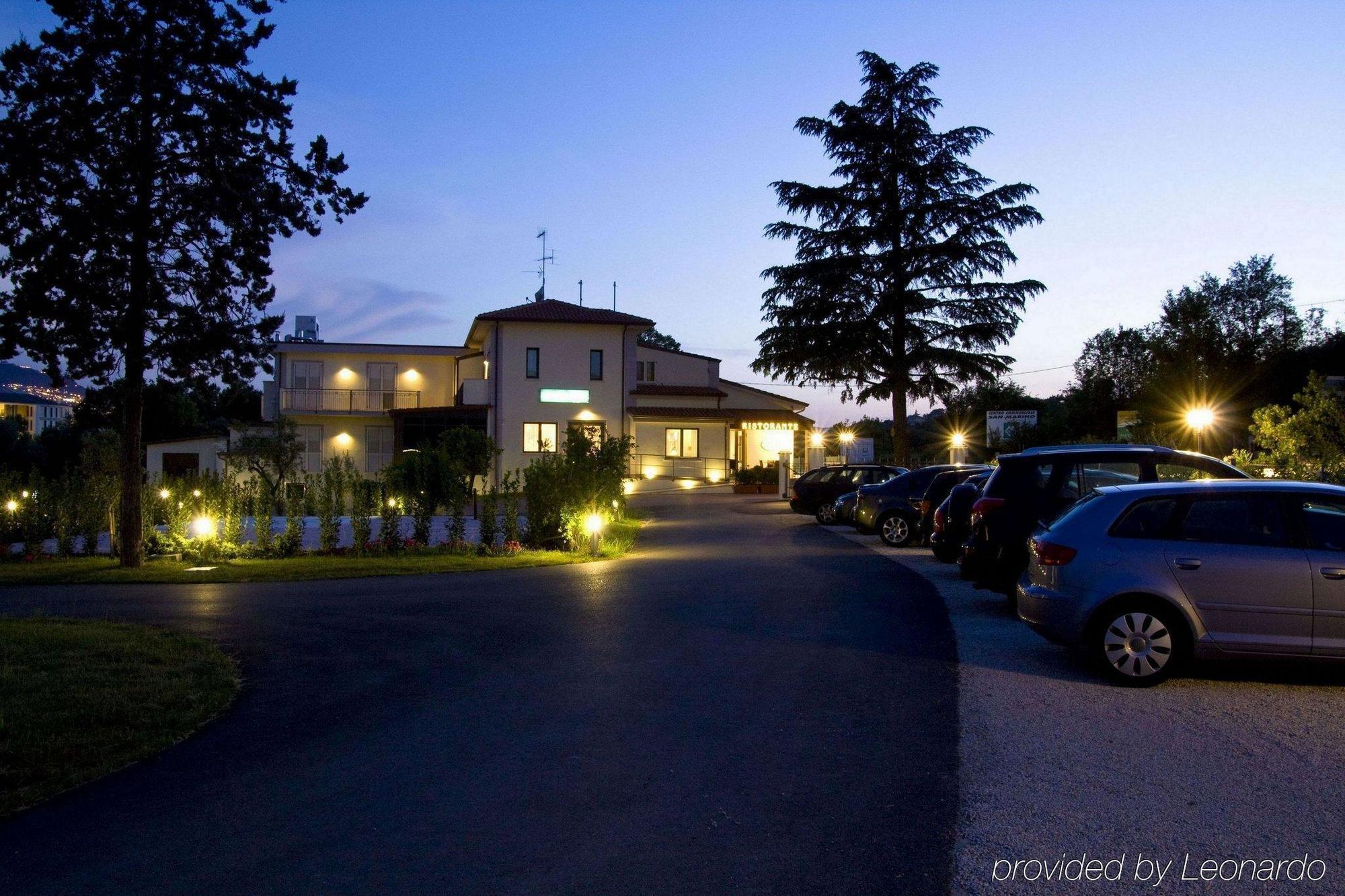Hotel Main Street Серасоло Экстерьер фото