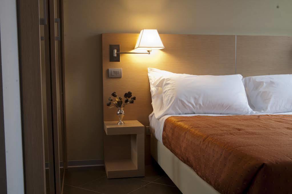 Hotel Main Street Серасоло Экстерьер фото