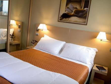 Hotel Main Street Серасоло Экстерьер фото