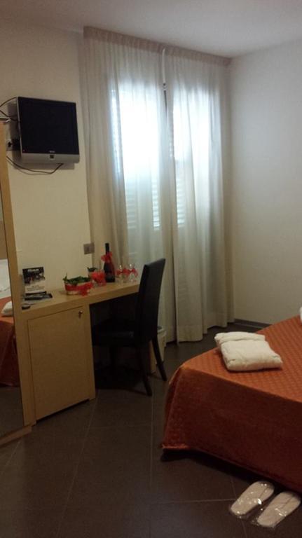 Hotel Main Street Серасоло Экстерьер фото